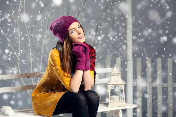 Mujer sentada en un banco en invierno —  Fotos de Stock