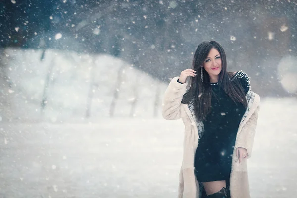 Woman in snowy winter — Stock Photo, Image