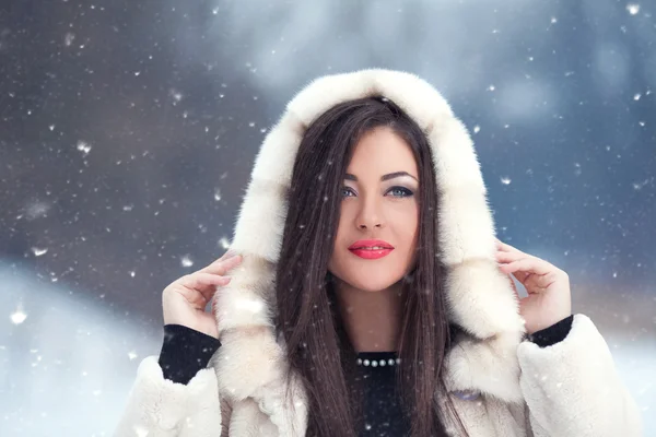 Mujer en día de invierno blanco y nevado . —  Fotos de Stock