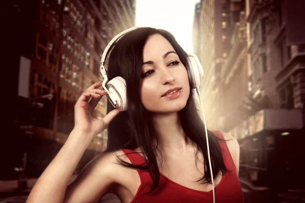 Flicka stående bär hörlurar — Stockfoto