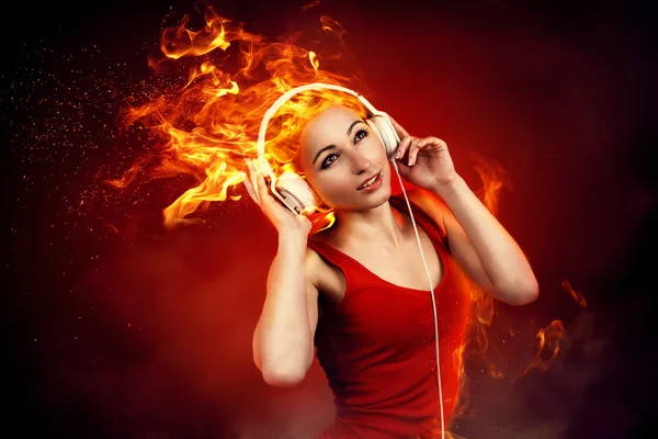 Menina com fones de ouvido, cabelo feito de fogo . — Fotografia de Stock