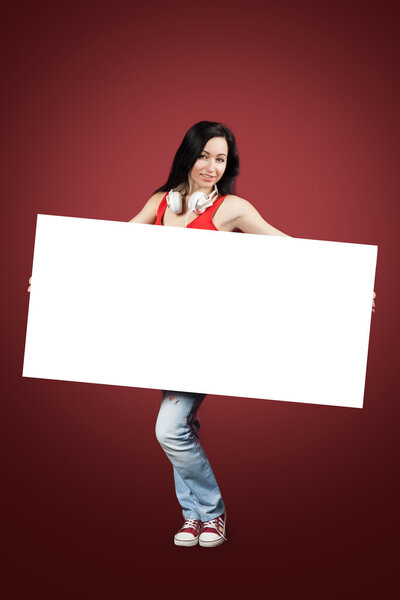 Девушка в наушниках с пустым знаком
