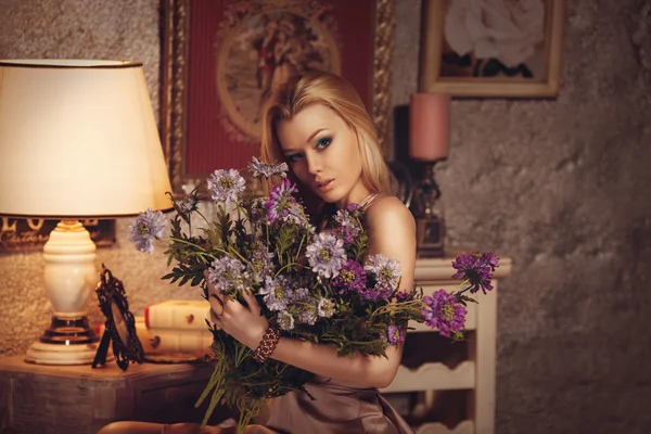 Dame mit Blumenstrauß — Stockfoto