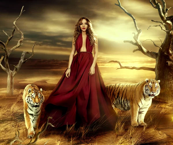 Mujer en el desierto tigres cerca de ella Imagen de stock