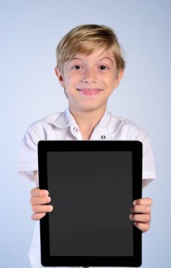 genç çocuk gösteren tablet