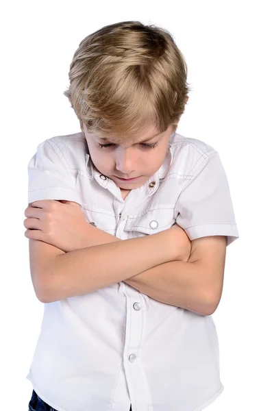 Расстроенный мальчик со скрещенными руками — стоковое фото