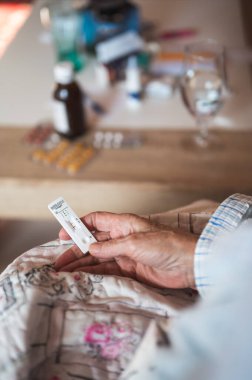 Covid-19 olgun bir kadının elinde hızlı bir test yaptı. Coronavirus test kiti taşıyan yaşlı bir kadın..