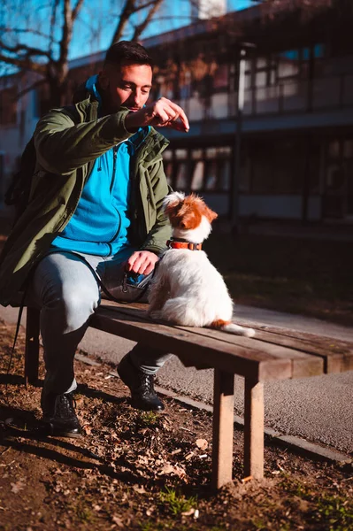 Młody Człowiek Trenuje Swojego Szczeniaka Jack Russell Terrier Świeżym Powietrzu — Zdjęcie stockowe