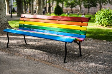 Hırvatistan 'ın Zagreb kentindeki gey topluluğuna destek olarak güneşli bir bahar gününde parktaki bir bankı LGBTQ gökkuşağı boyadı