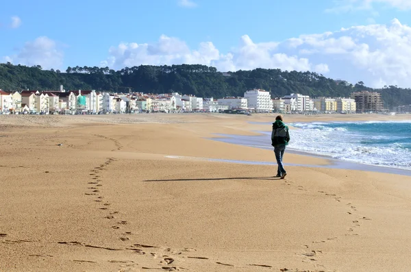 Hombre joven caminando en la playa —  Fotos de Stock