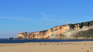 Atlantic ocean beach nazare sırasında belgili tanımlık kış