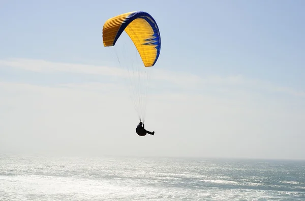 Paragliding over the Atlantic Ocean Sao Pedro de Moel — Stock Photo, Image