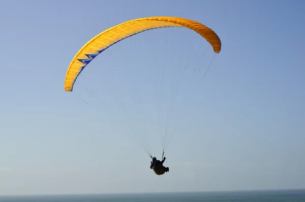 Parapente sobre el Océano Atlántico Sao Pedro de Moel — Foto de Stock