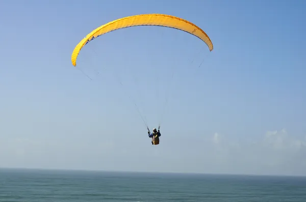 Parapente sobre el Océano Atlántico Sao Pedro de Moel — Foto de Stock