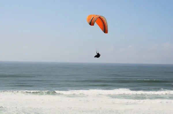 Paragliding over the Atlantic Ocean Sao Pedro de Moel — Stock Photo, Image