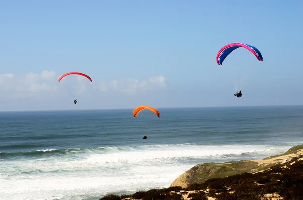 Parapente sobre el Océano Atlántico Sao Pedro de Moel — Foto de Stock