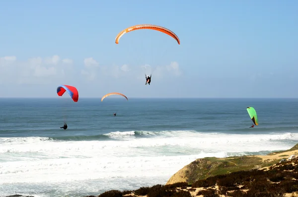 Parapente sobre el Océano Atlántico Sao Pedro de Moel — Foto de Stock