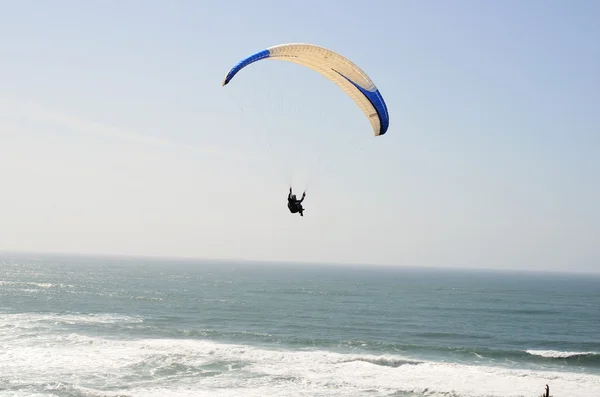 Paragliding over the Atlantic Ocean Sao Pedro de Moel — Stock Photo, Image