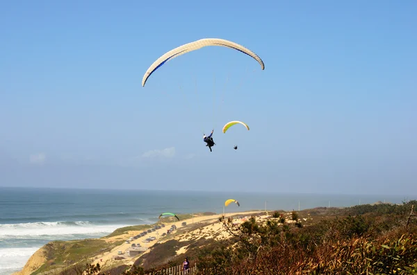 Parapente sobre el Océano Atlántico Sao Pedro de Moel — Foto de Stock