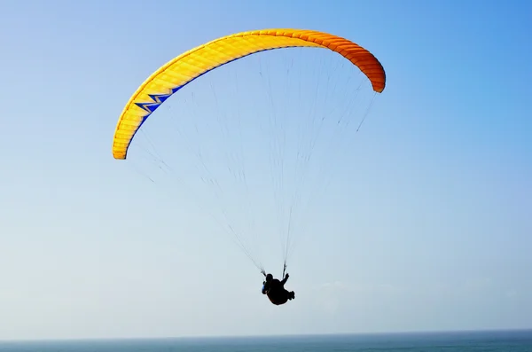 Atlantik Okyanusu üzerinde yamaç paraşütü - Stok İmaj