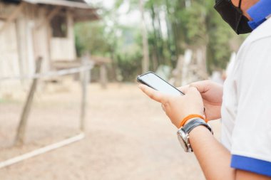 Kapat, Man iş pazarlaması için akıllı telefon oro cep telefonu kullanıyor ya da internetten mesajlaşıyor, teknoloji iletişimi kuruyor.