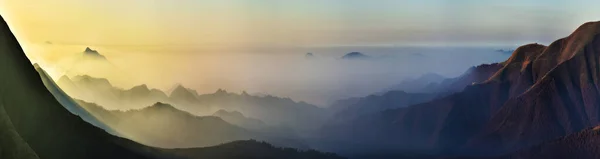 Hora Amanhecer Nas Terras Altas Silhuetas Montanha Nevoeiro — Fotografia de Stock