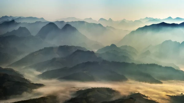 Prima Dell Alba Negli Altopiani Silhouette Montagna Nella Nebbia — Foto Stock