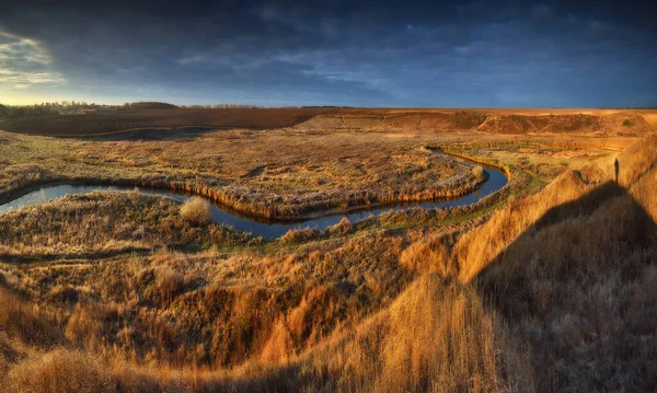 Schilderachtige Wolken Rivier Herfst Zonsopgang Het Weiland — Stockfoto