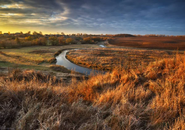 Malownicze Chmury Nad Rzeką Jesienny Wschód Słońca Łące — Zdjęcie stockowe