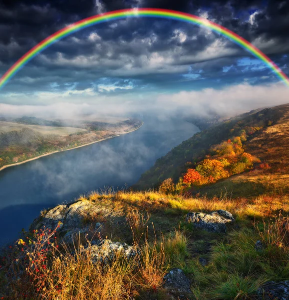 Färgglada Regnbåge Över Floden Ravinen Typ Ukraina — Stockfoto