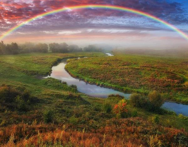 Καταπληκτικό Ουράνιο Τόξο Πάνω Από Μικρό Αγροτικό Ποτάμι Φθινοπωρινό Πρωί — Φωτογραφία Αρχείου