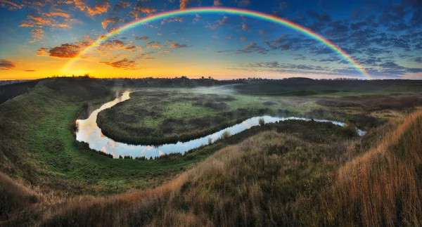 Increíble Arco Iris Sobre Pequeño Río Rural Mañana Otoño Naturaleza — Foto de Stock