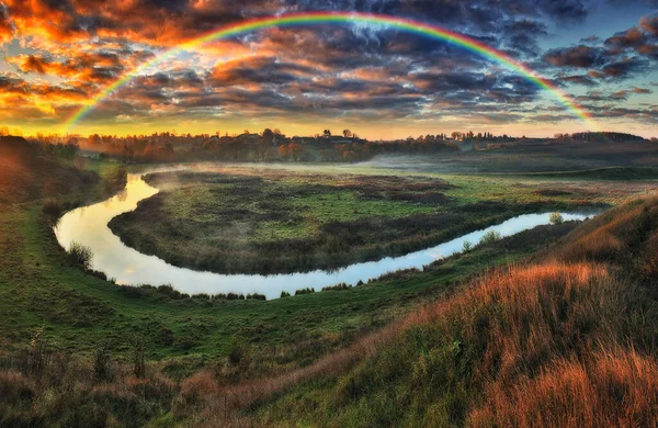 Καταπληκτικό Ουράνιο Τόξο Πάνω Από Μικρό Αγροτικό Ποτάμι Φθινοπωρινό Πρωί — Φωτογραφία Αρχείου