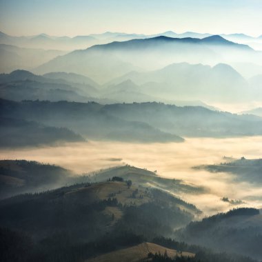 Sabah dağlarının siluetleri. Karpatlar 'da sisli bir sabah. Dağ manzarası