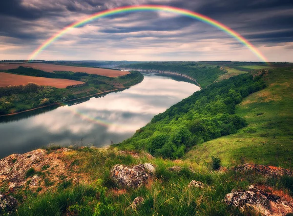 Arco Iris Colores Sobre Cañón Del Río Mañana Primavera — Foto de Stock