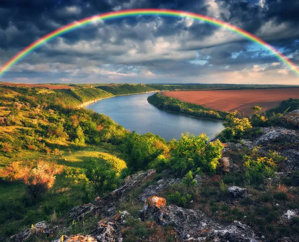 Färgglada Regnbåge Över Floden Ravinen Vårmorgon — Stockfoto