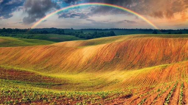 Rainbow Dramatic Gray Sky Clouds Landscape Picturesque Hilly Field — Fotografia de Stock