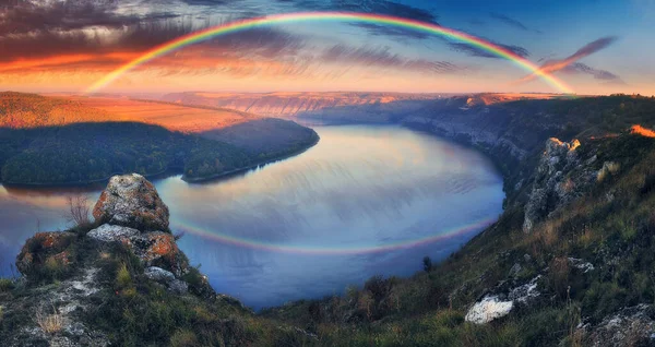 Bunter Regenbogen Über Der Schlucht Des Flusses Herbstlandschaft Natur Der — Stockfoto