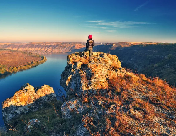 Resimli bir kanyonda doğanın güzelliğinin tadını çıkaran genç bir kadın. Ukrayna manzarası