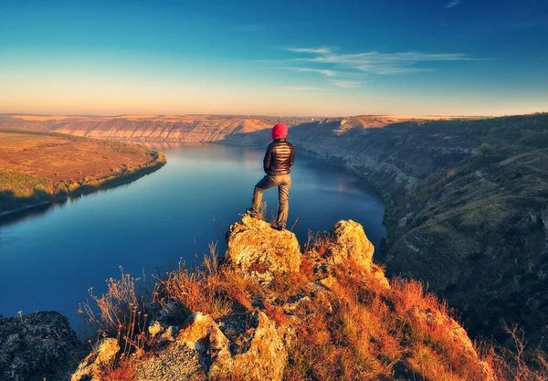Resimli bir kanyonda doğanın güzelliğinin tadını çıkaran genç bir kadın. Ukrayna manzarası