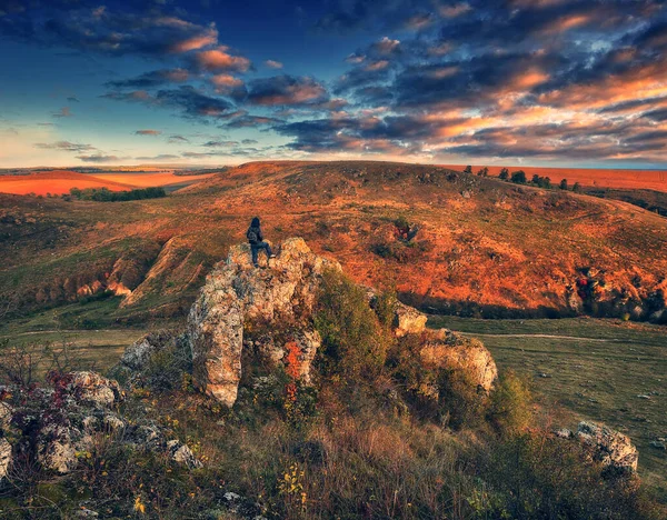 Женщина Походе Горах Ходит Скалам Красочный Осенний Восход Солнца — стоковое фото