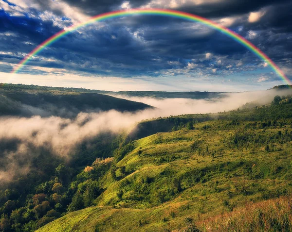 Schöne Landschaft Mit Einem Regenbogen Himmel Frühlingslandschaft — Stockfoto