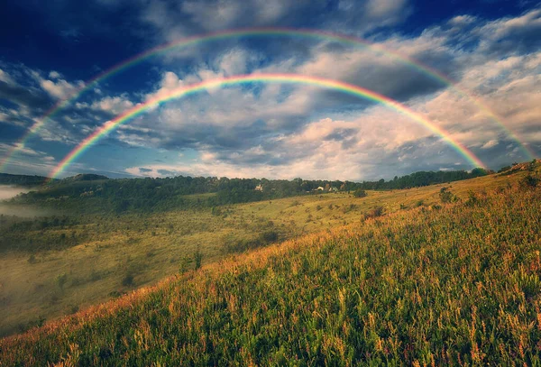 Bellissimo Paesaggio Con Arcobaleno Nel Cielo Paesaggio Primaverile — Foto Stock