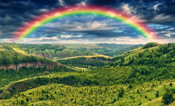 Schöne Landschaft Mit Einem Regenbogen Himmel Frühlingslandschaft — Stockfoto