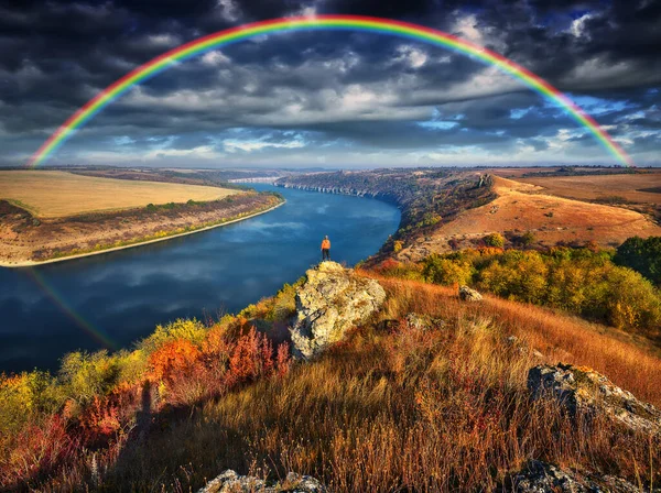 Regnbåge Över Floden Kvinna Klippa Ovanför Ravinen Typ Ukraina — Stockfoto