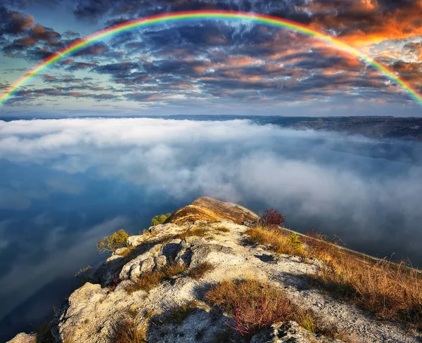 Färgglada Regnbåge Över Floden Ravinen Höstlandskap Typ Ukraina — Stockfoto