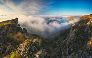 Gündoğumunda güzel bir sonbahar manzarası. Resmedilmeye değer nehir kanyonu. Ukrayna 'nın doğası