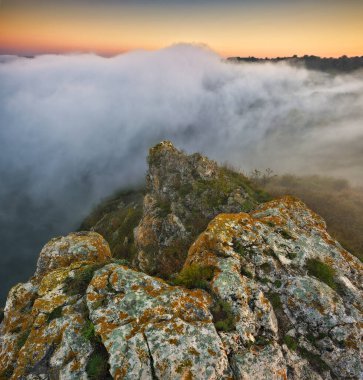 Gündoğumunda güzel bir sonbahar manzarası. Resmedilmeye değer nehir kanyonu. Ukrayna 'nın doğası