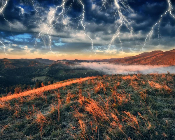 Blitz Über Einem Hügeligen Feld Landschaft Mit Dramatischen Gewitterwolken Hintergrund — Stockfoto