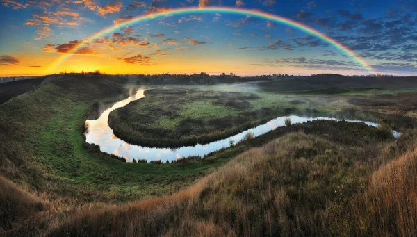 Increíble Arco Iris Sobre Pequeño Río Rural Mañana Otoño Naturaleza — Foto de Stock
